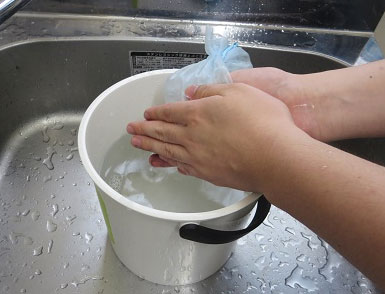 石鹸で顔料インクの汚れがついた手を洗う
