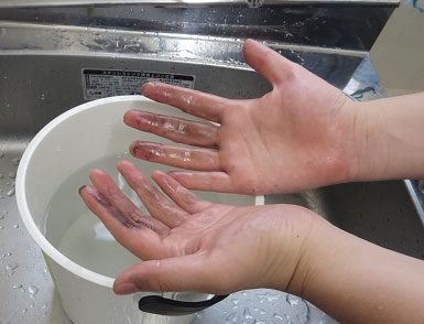 顔料インクの汚れがついた手指は水だけだとあまり落ちない