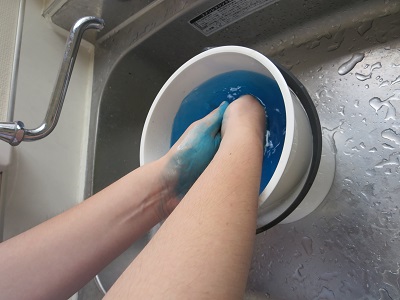 染料インクがついた手を水洗い