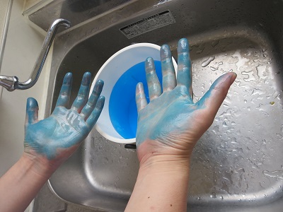 両手にたっぷりついてしまった染料インクは水洗いだけではほとんど落ちない