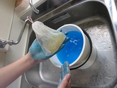 水洗いのあと、石鹸で染料インクのついた手を洗う