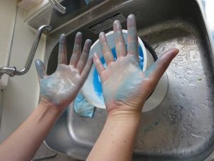 石鹸でも両手についた染料インクは完全には落ちないが、お風呂で次第に落ちる