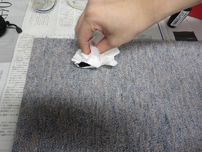 ティッシュでカーペット表面の顔料インクが染み込む前に吸い取って落とす