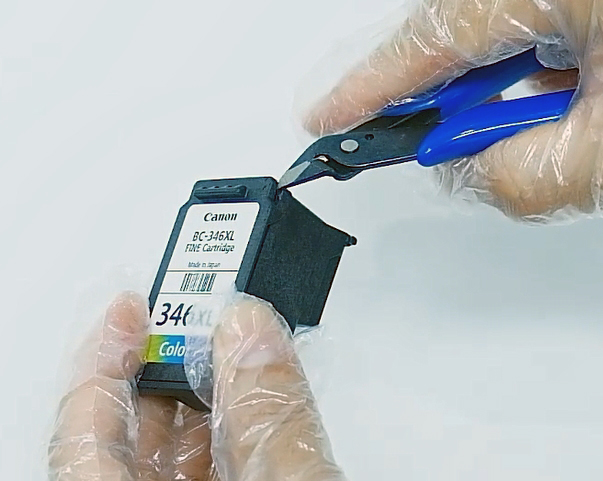 ニッパーで蓋を外す