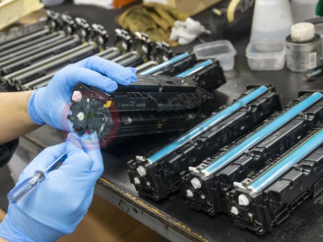 リサイクルトナー 工場での丁寧な組み立て